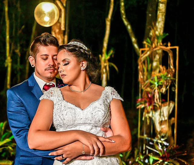 Casal abraçado durante a celebração do casamento